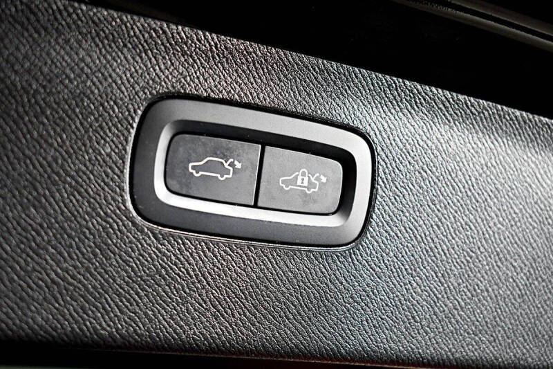 2022 Volvo XC90 Recharge T8 R-Design