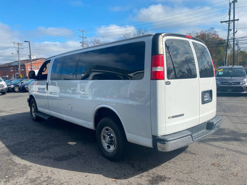 2019 Chevrolet Express Passenger LT 3500 3dr Extended Passenger Van In ...