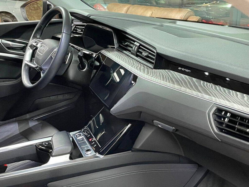 2022 Audi e-tron quattro Premium Plus