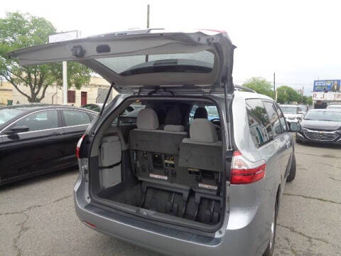 2017 Toyota Sienna LE 8-Passenger