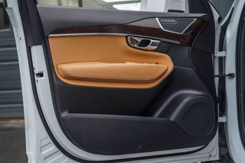 2016 Volvo XC90 T6 Momentum