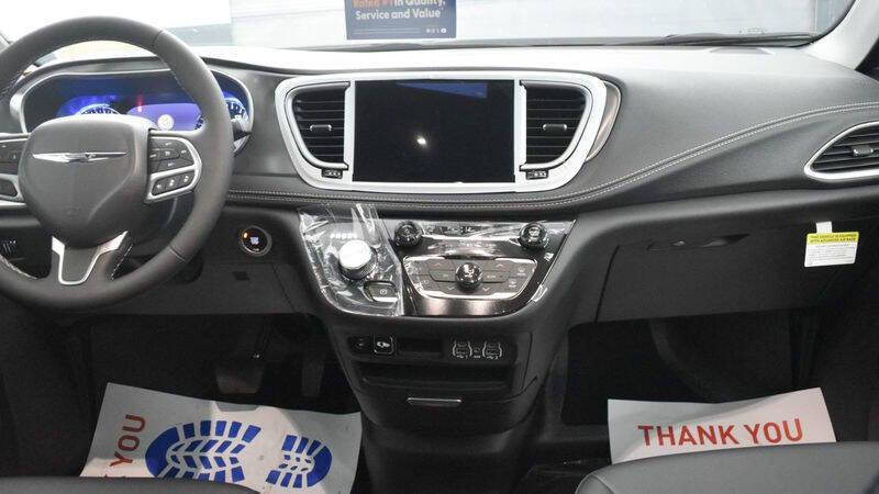 2025 Chrysler Pacifica Select