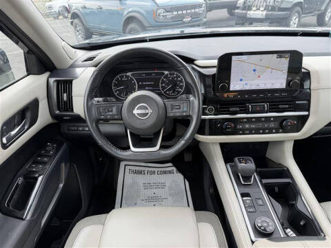 2022 Nissan Pathfinder SL