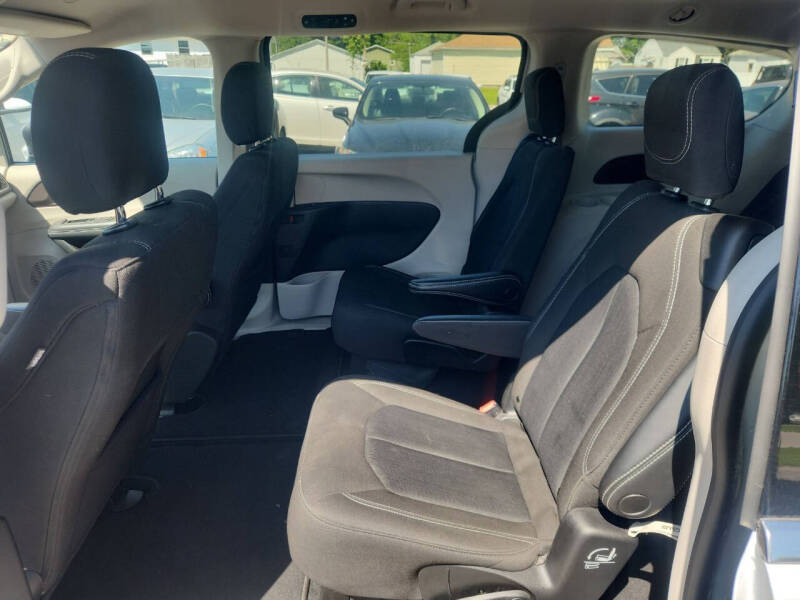 2023 Chrysler Voyager LX