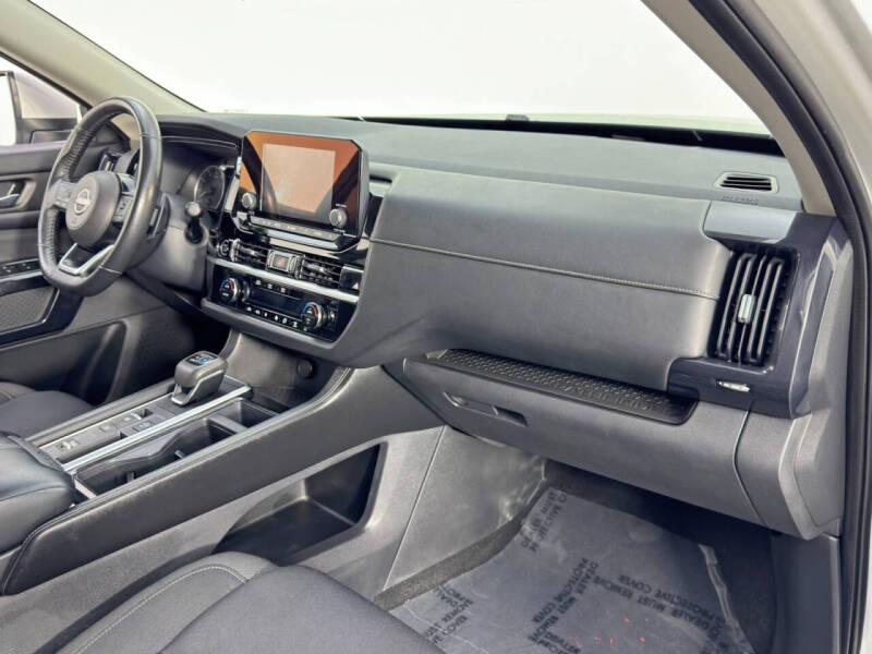 2022 Nissan Pathfinder SV