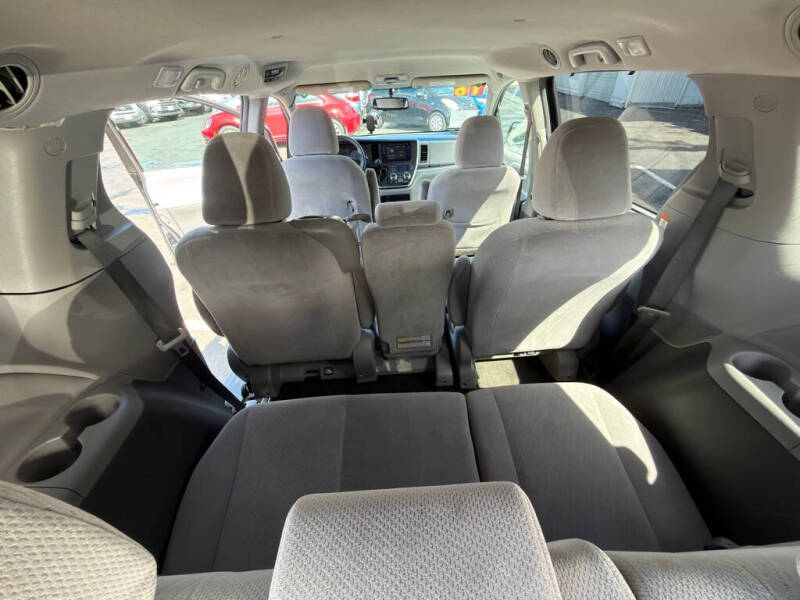 2016 Toyota Sienna LE 8-Passenger