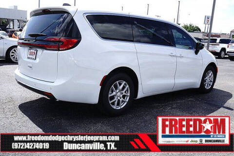 2027 Chrysler Pacifica Select