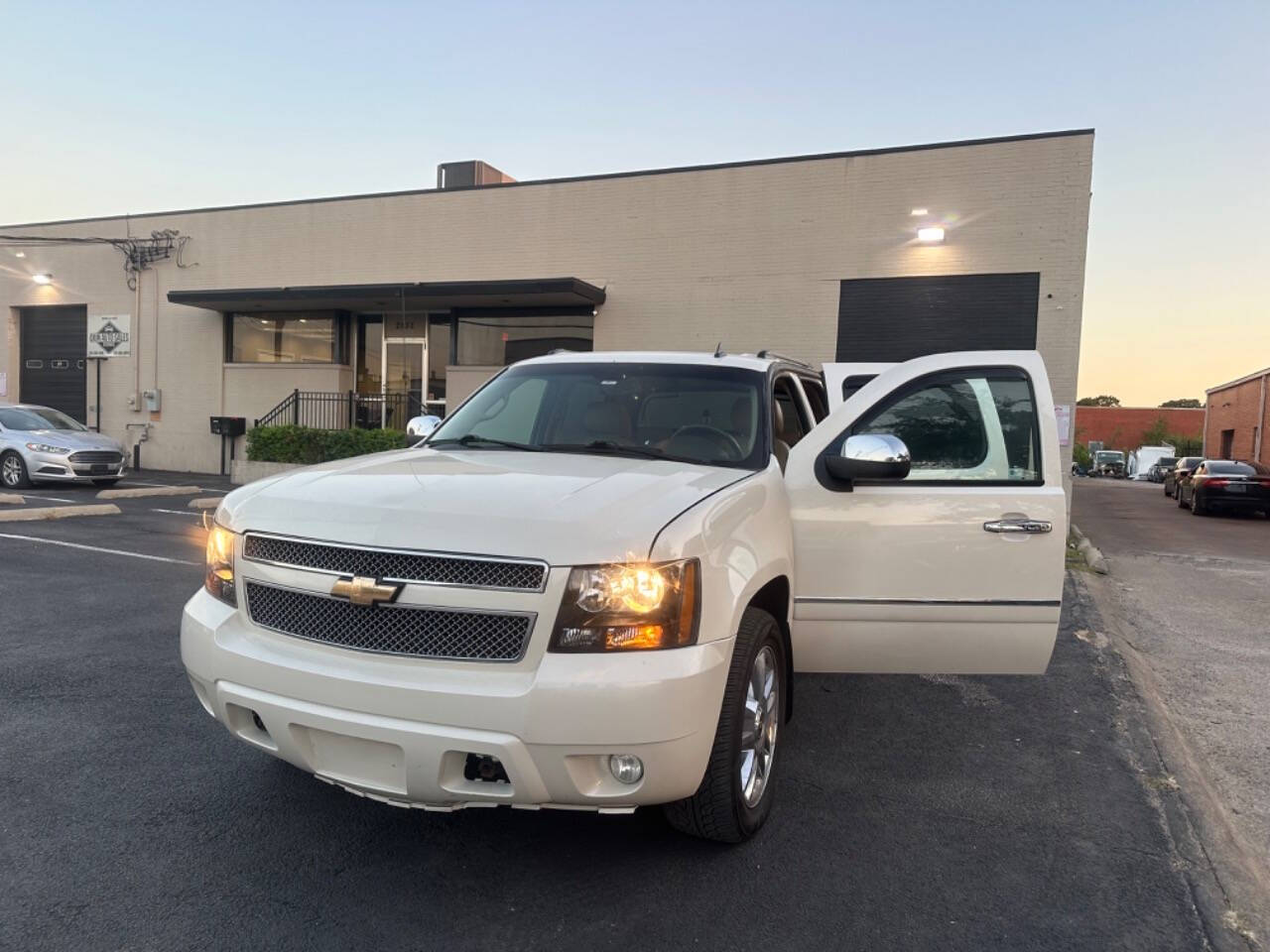 2010 Chevrolet Avalanche for sale at Sarenco Auto Inc in Dallas, TX