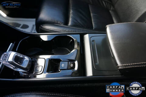 2023 Volvo XC40 B5 Ultimate Bright Theme