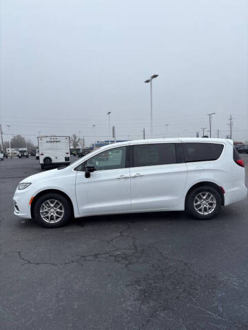 2026 Chrysler Pacifica Select