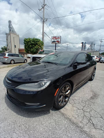 2015 Chrysler 200 for sale at El Rancho Auto Sales in Des Moines IA