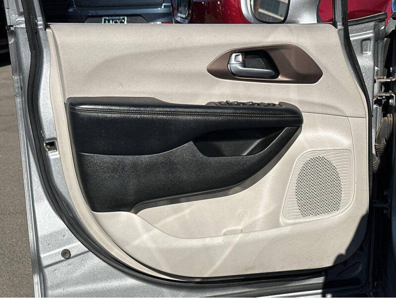 2017 Chrysler Pacifica Touring-L