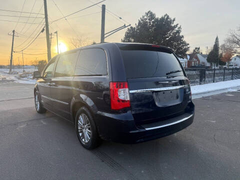 2013 Chrysler Town and Country Touring-L