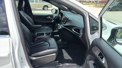 2025 Chrysler Pacifica Select