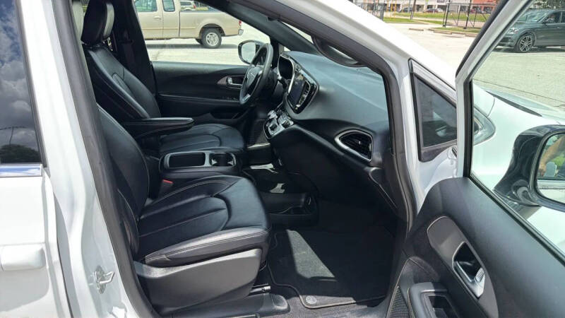 2025 Chrysler Pacifica Select