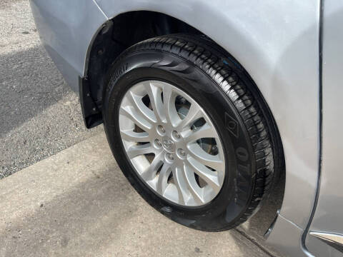 2015 Toyota Sienna XLE 7-Passenger Auto Access Seat