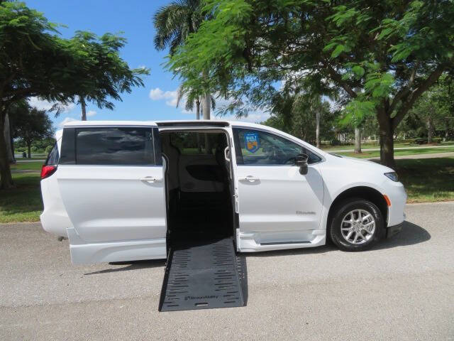 2024 Chrysler Pacifica Touring L