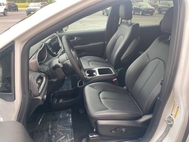 2025 Chrysler Pacifica Select