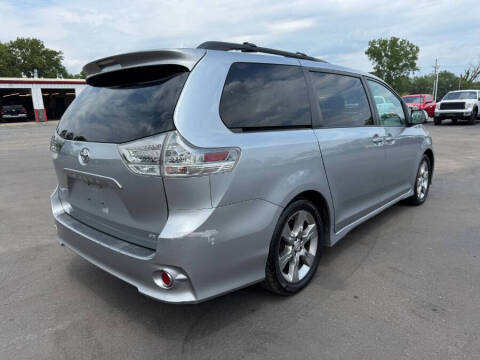 2012 Toyota Sienna SE 8-Passenger