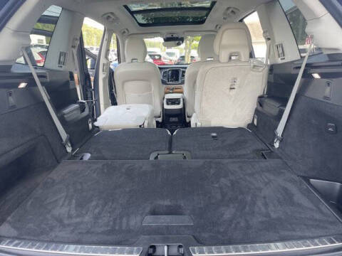 2022 Volvo XC90 T6 Momentum 6-Passenger