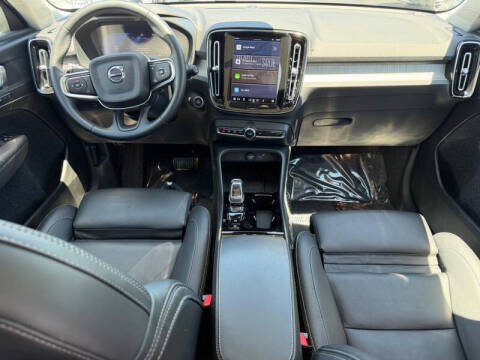 2025 Volvo XC40 B5 Plus Bright Theme