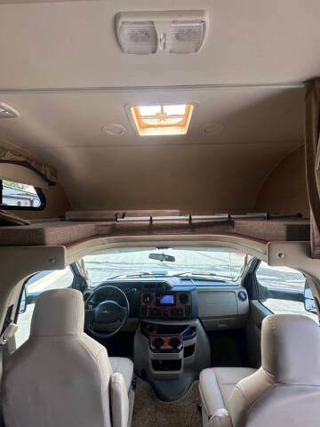 2014 Thor Motor Coach CHATEAU 31L