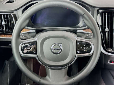 2024 Volvo S60 B5 Plus Dark Theme