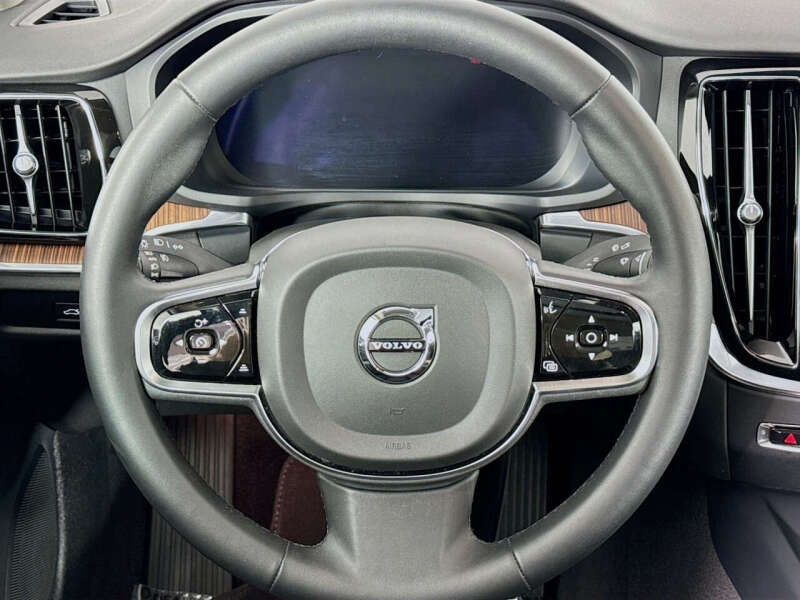 2024 Volvo S60 B5 Plus Dark Theme