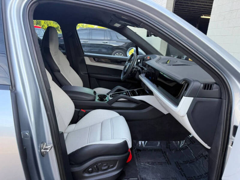 2025 Porsche Cayenne GTS