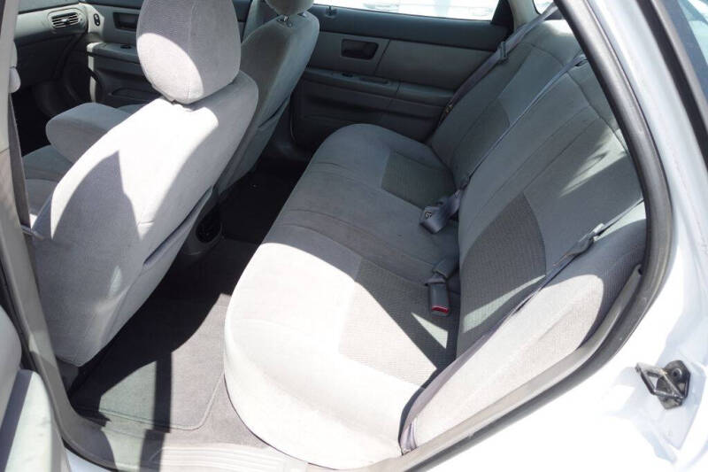 2003 Ford Taurus SE