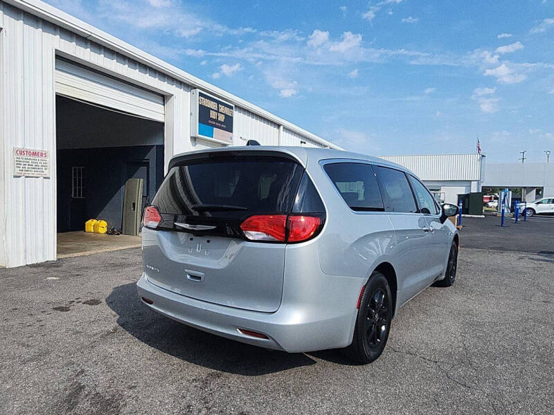 2023 Chrysler Voyager LX