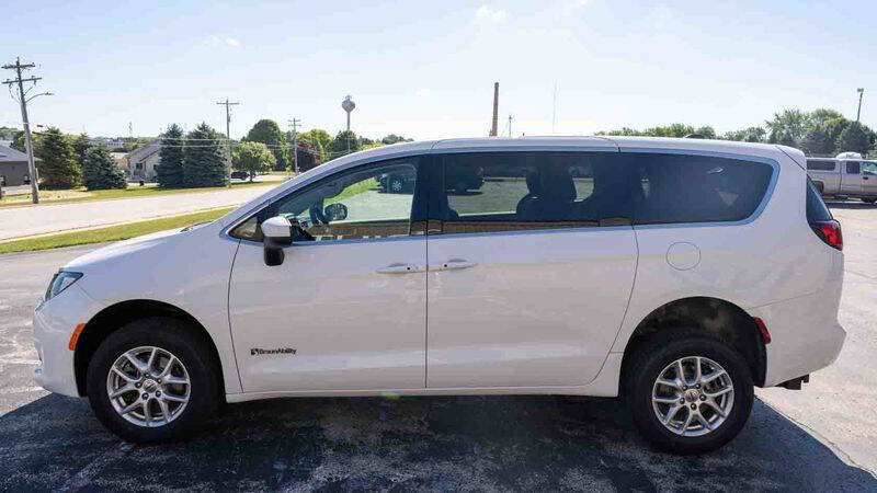 2023 Chrysler Voyager LX