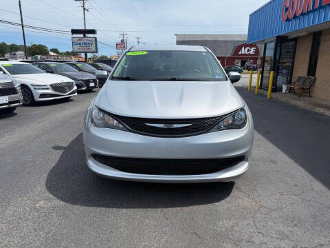 2023 Chrysler Voyager LX