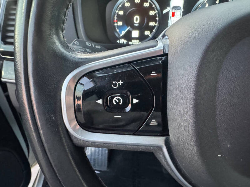 2017 Volvo XC90 T6 Momentum