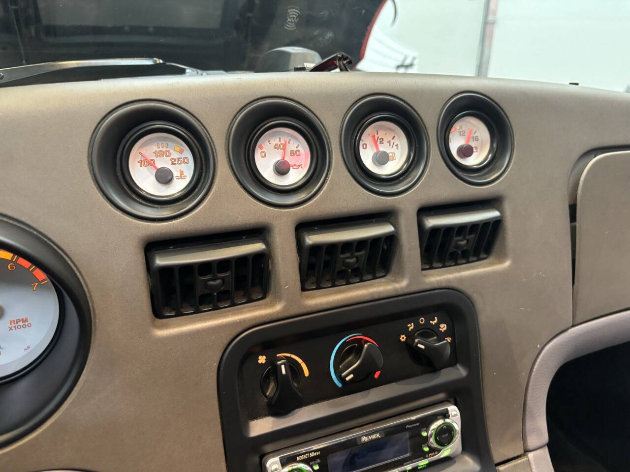 1994 Dodge Viper 32