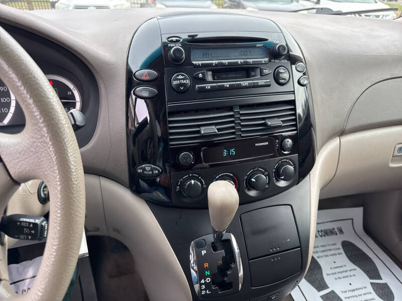 2005 Toyota Sienna LE 8 Passenger