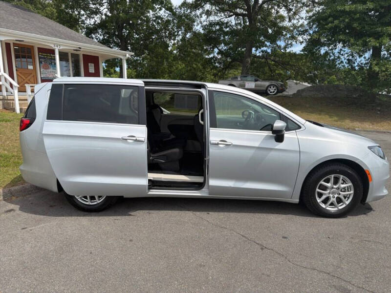 2023 Chrysler Voyager LX