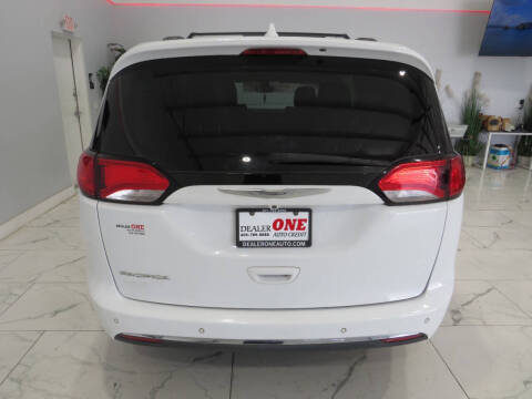2017 Chrysler Pacifica Touring-L