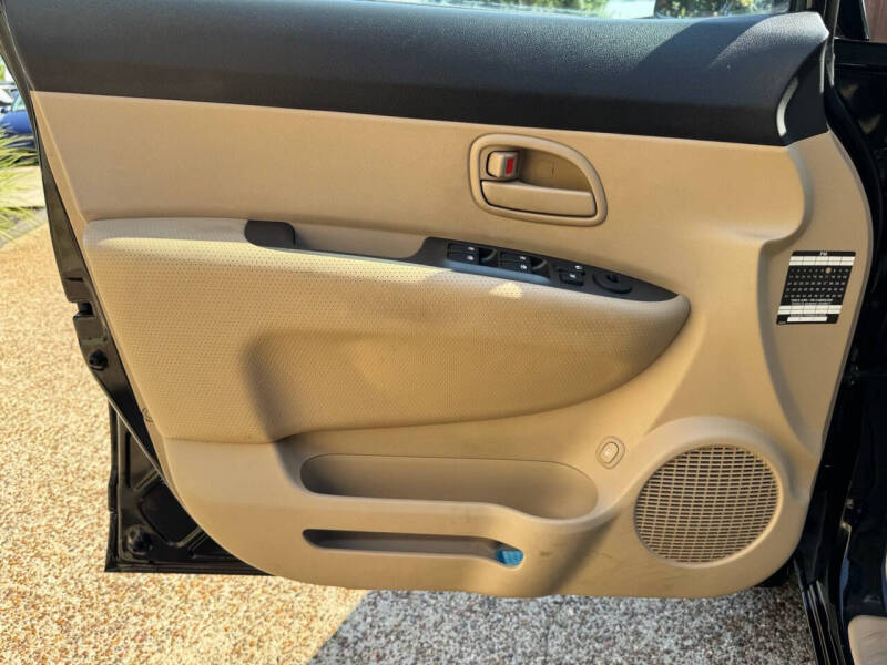 2008 Kia Rondo LX