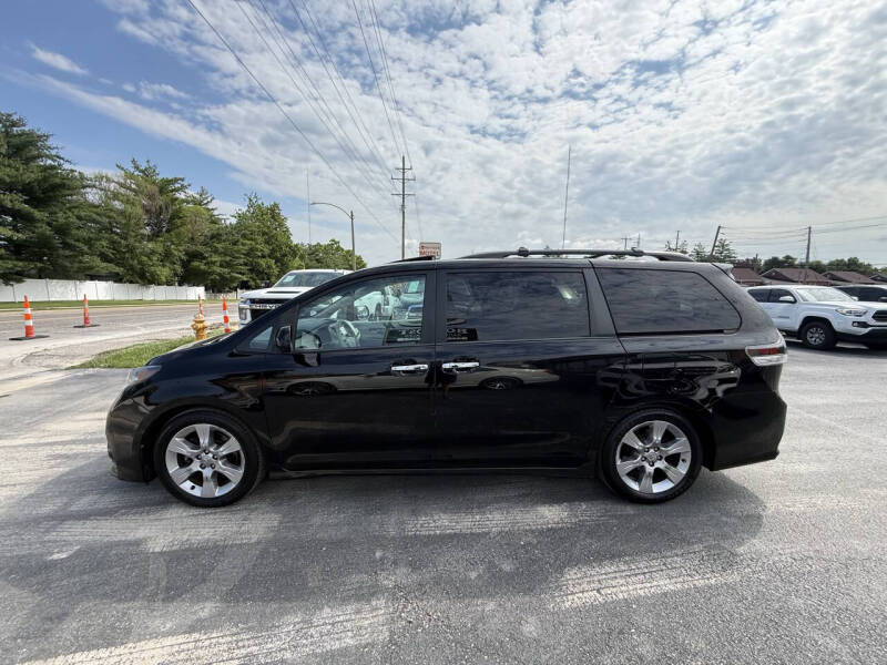 2013 Toyota Sienna SE 8-Passenger