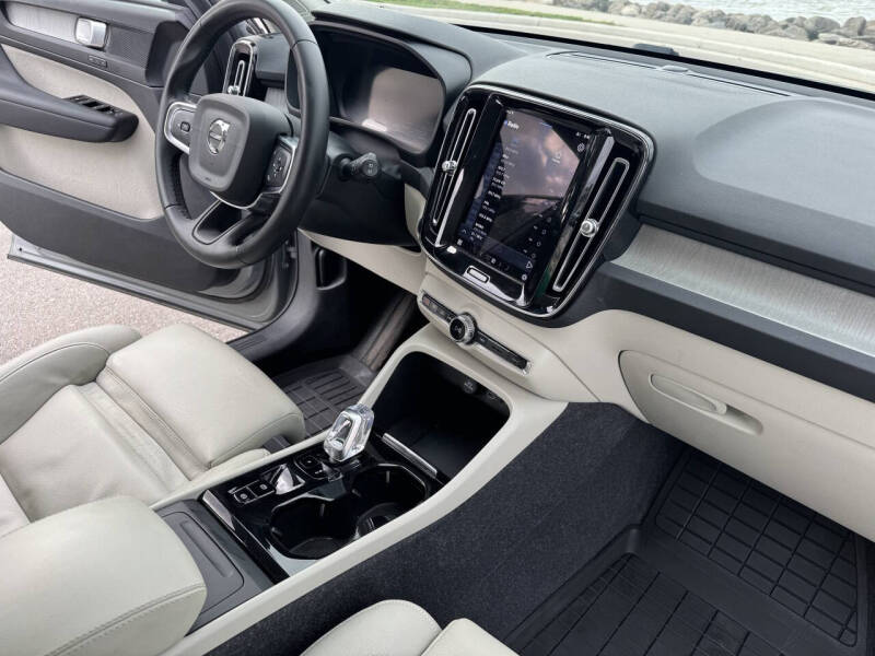 2024 Volvo XC40 B5 Plus Bright Theme
