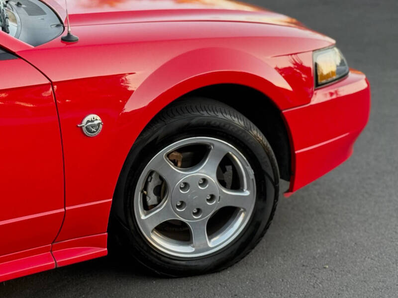 2004 Ford Mustang Deluxe