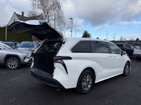 2024 Toyota Sienna LE 8-Passenger