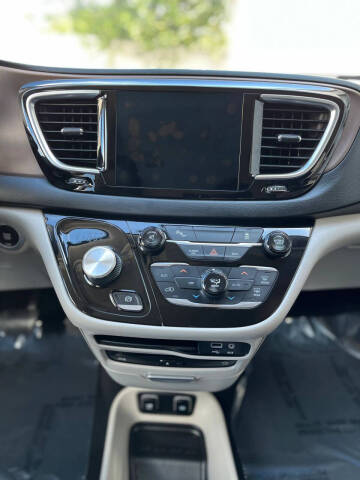 2017 Chrysler Pacifica Touring-L Plus