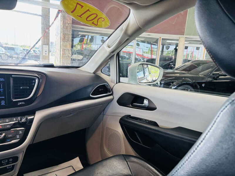2017 Chrysler Pacifica Touring-L Plus
