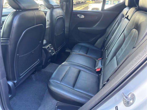 2024 Volvo XC40 B5 Plus Dark Theme