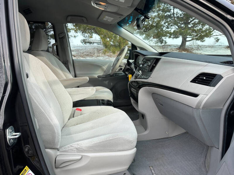 2014 Toyota Sienna LE 8-Passenger