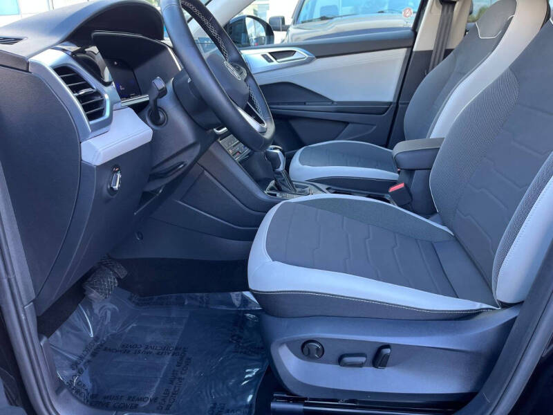 2025 Volkswagen Taos SE 4Motion