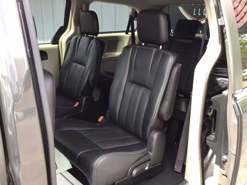 2012 Chrysler Town and Country Touring