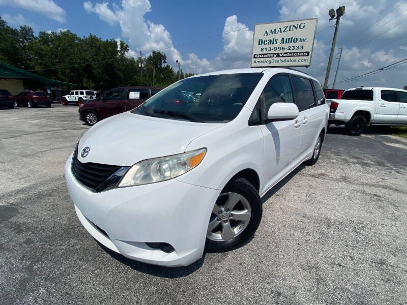 2014 Toyota Sienna null photo 2